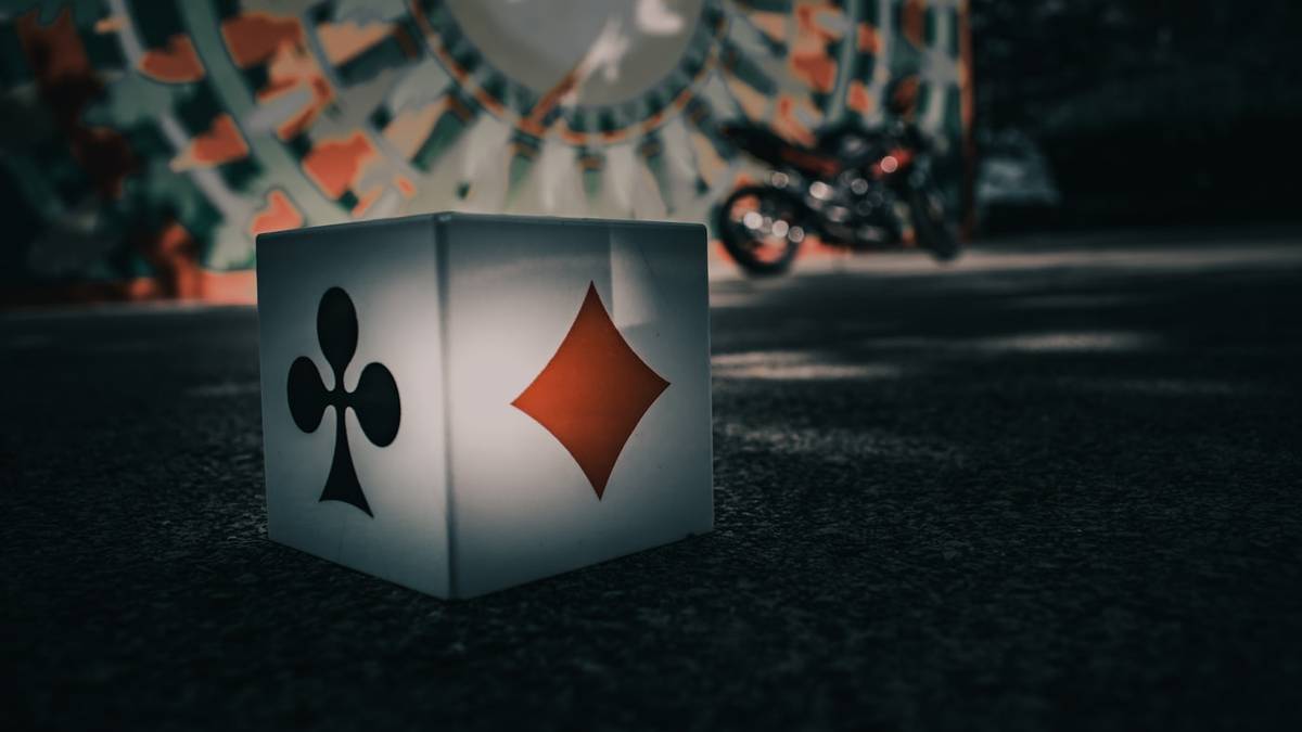 Kartu remi tersusun di atas meja permainan kasino
